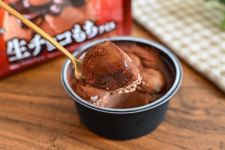 お餅と生チョコがとろける口どけ…。ファミマ「生チョコもちアイス」はチョコ好き必食の逸品【365日アイス女子】の画像