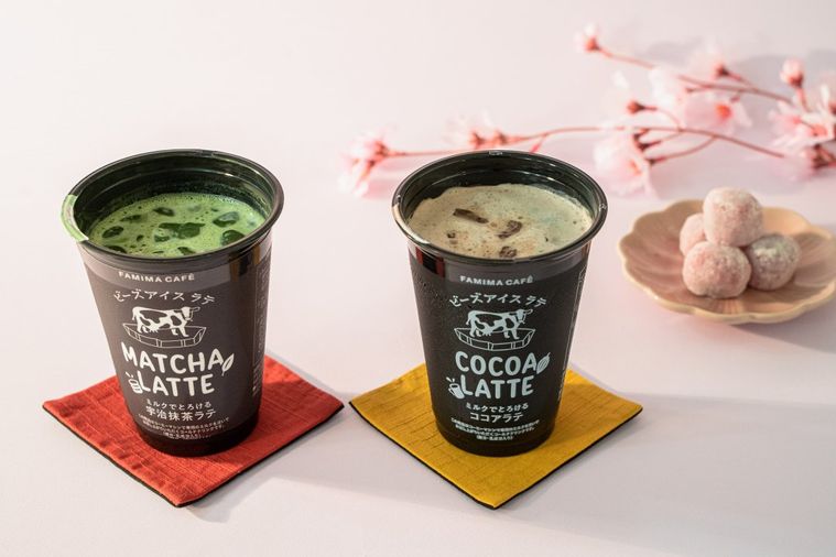 ふたつの黒いカップに氷と抹茶ラテとカフェラテが入って置いてある