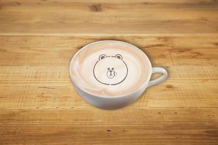 コーヒーカップにクマのラテアートがされたカフェラテが入って置いてある