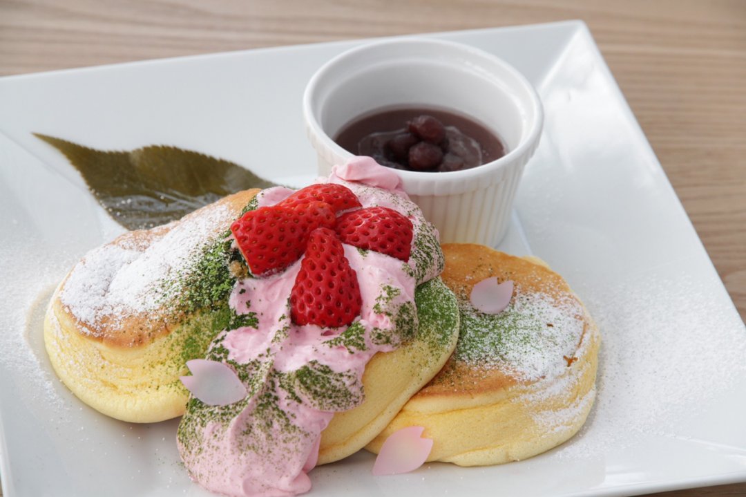春限定の「桜パンケーキ」が幸せのパンケーキに登場！桜といちご