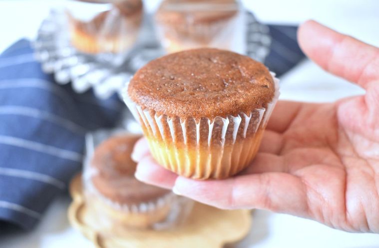 手のひらにのせた抹茶あずきケーキ