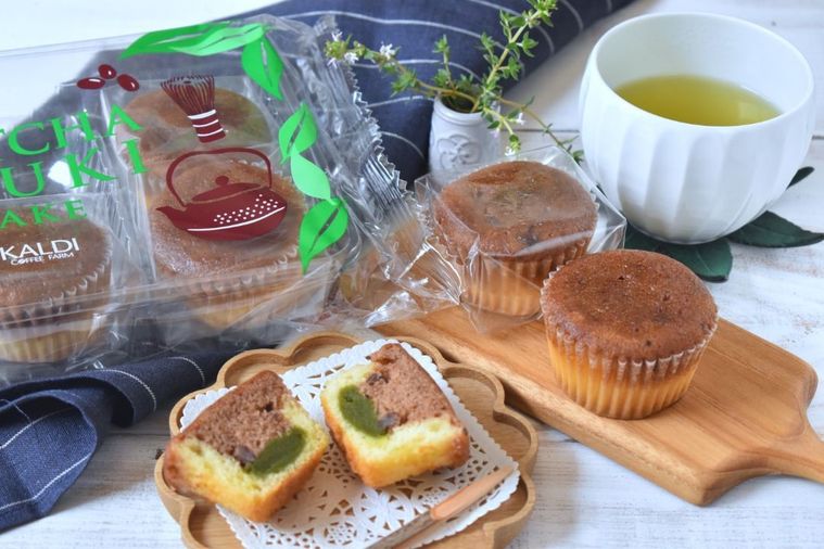3層構造で風味抜群。カルディ「抹茶あずきケーキ」にはひとり占めしたくなるおいしい仕掛けが…の画像