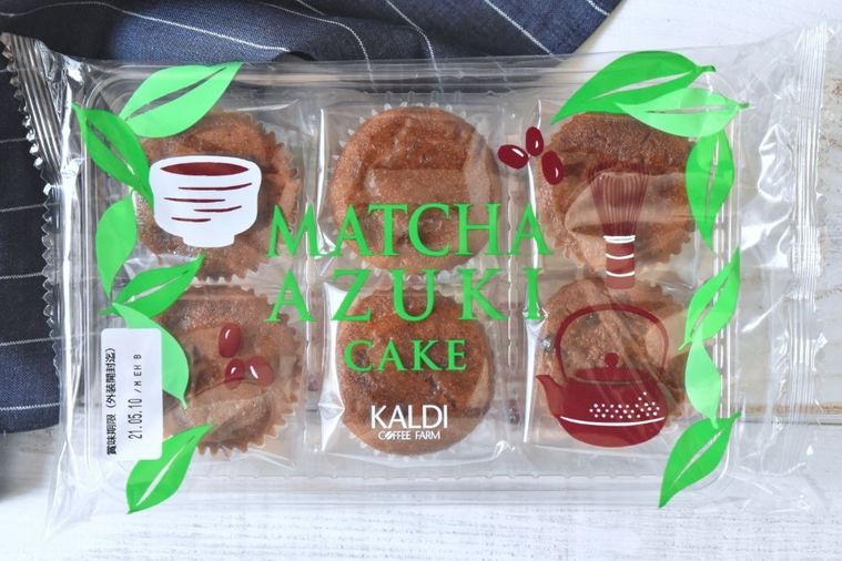 3層構造で風味抜群。カルディ「抹茶あずきケーキ」にはひとり占めしたくなるおいしい仕掛けが…の画像