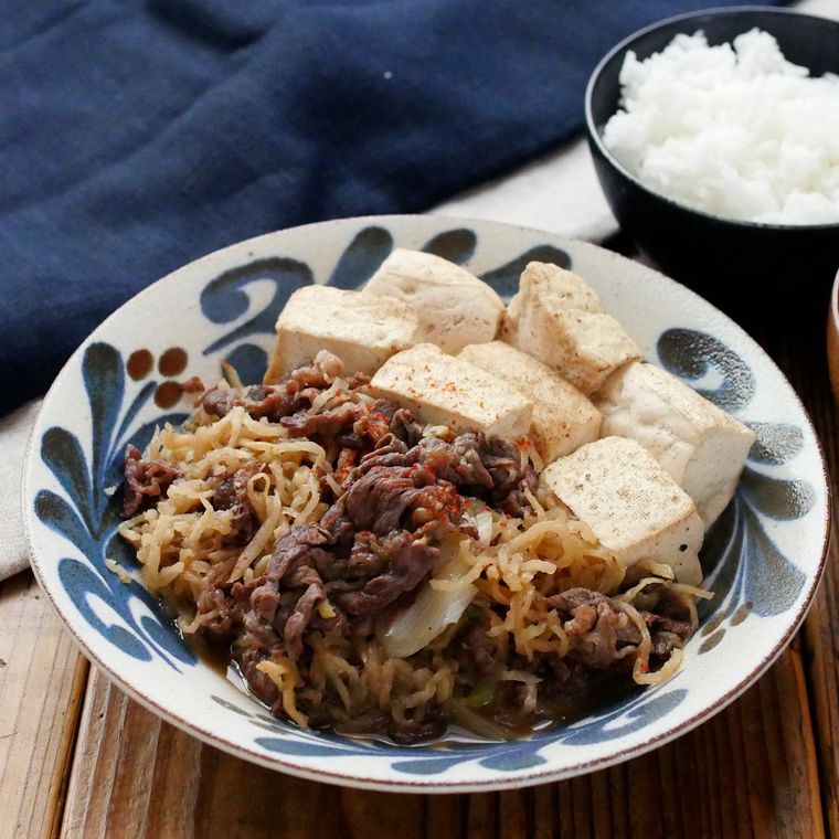 器に切り干し大根の肉豆腐が入っている