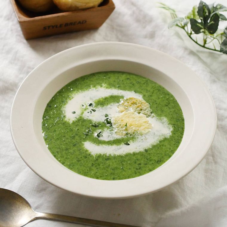 スープ皿に ほうれん草のチーズポタージュが入っている