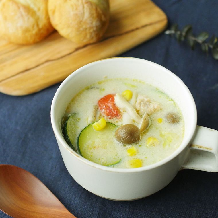 スープカップに鶏ひき肉と彩り野菜の豆乳コンソメスープが入っている