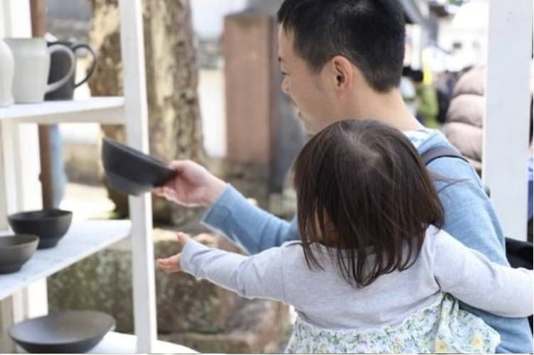 食器を選ぶ親子