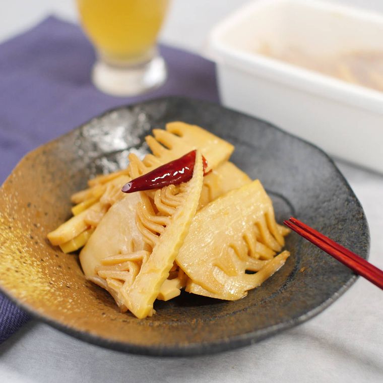 陶器の皿に盛りつけられたピリ辛メンマ