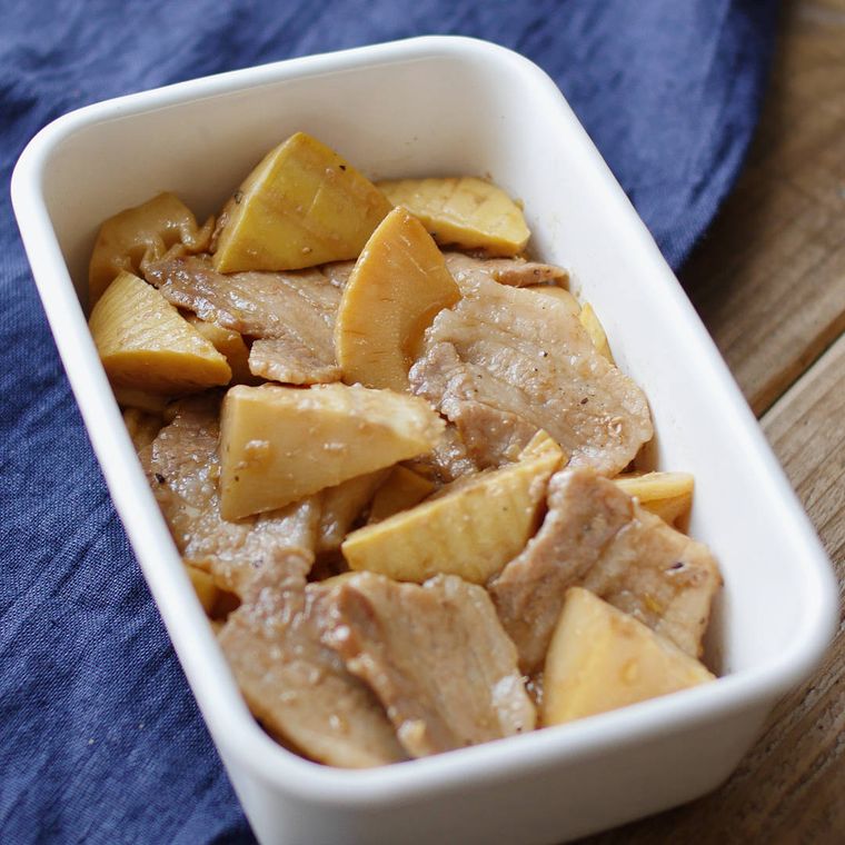 保存容器に入ったたけのこと豚バラ肉のオイスター炒め