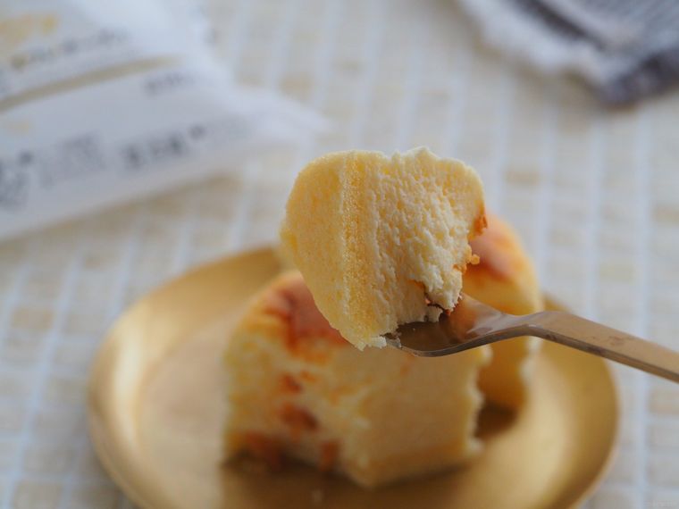 濃厚だけがすべてじゃない!ローソン新作「スフレチーズケーキ」はふわふわ感で優勝の画像
