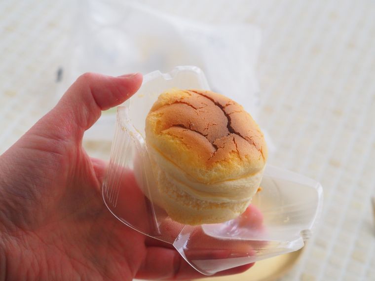 濃厚だけがすべてじゃない!ローソン新作「スフレチーズケーキ」はふわふわ感で優勝の画像