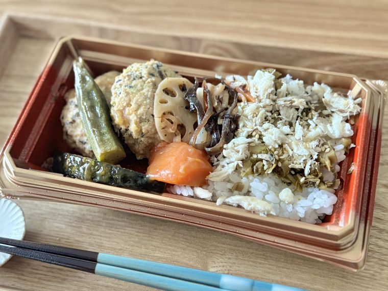 蓋を開けた天然真鯛の鯛めしと豆腐ハンバーグと黒酢あんの揚げ野菜弁当