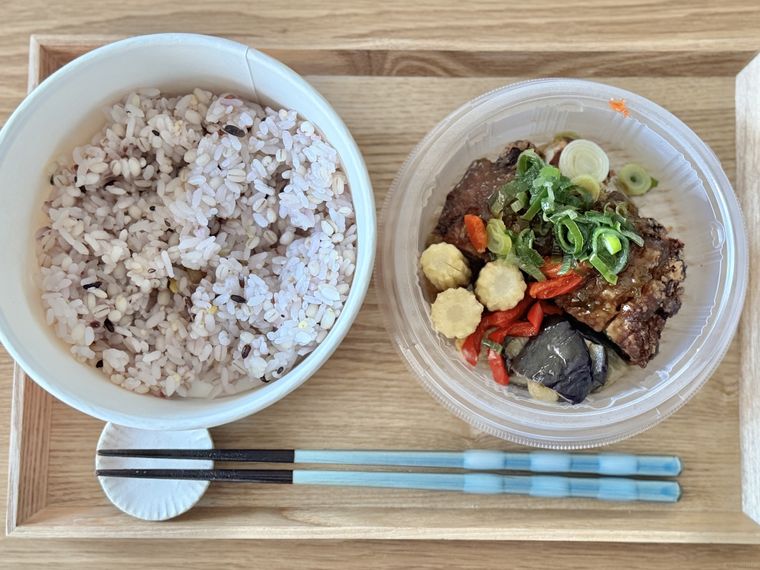 油淋鶏と揚げ野菜の雑穀米丼を開封した様子