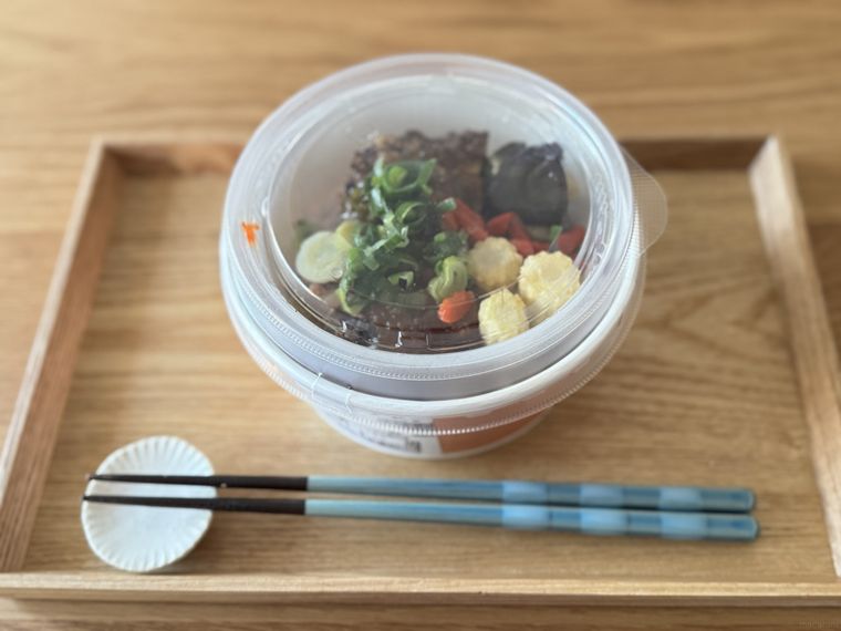 油淋鶏と揚げ野菜の雑穀米丼のパッケージ