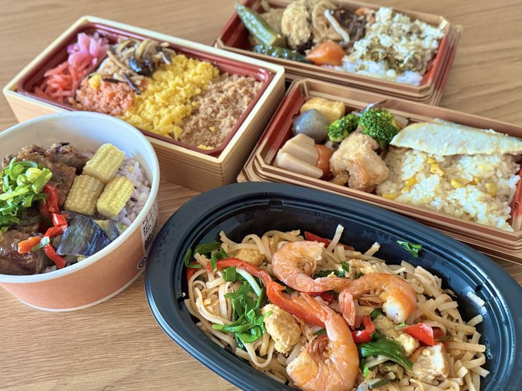 テーブルに並ぶ5種類の成城石井のお弁当