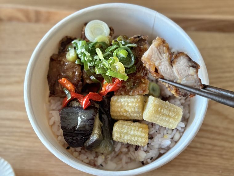 盛り付けた油淋鶏と揚げ野菜の雑穀米丼