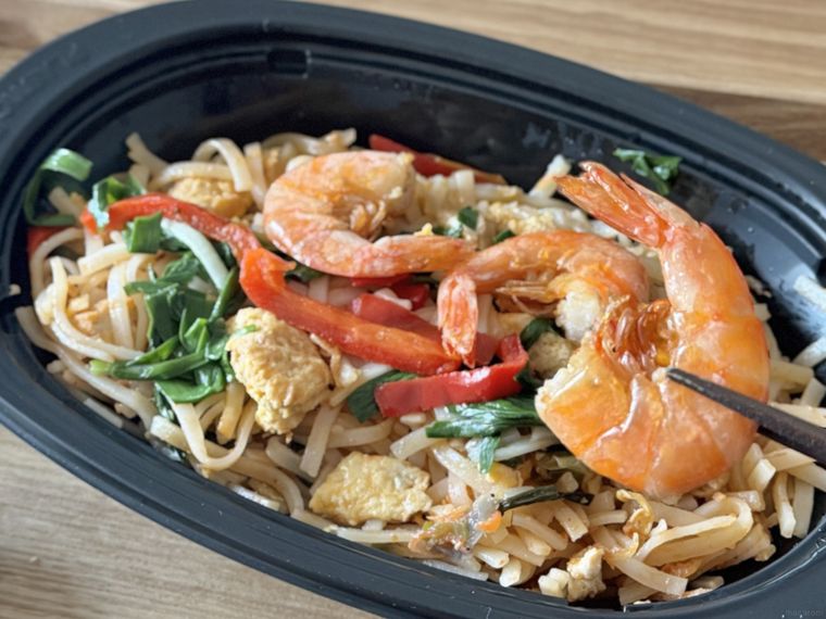 海老入り具沢山パッタイタイ風焼きそばの海老を箸で持っている様子