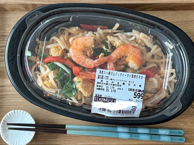 海老入り具沢山パッタイタイ風焼きそばのパッケージ