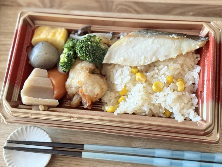 蓋を開けた 銀ひらす西京焼きと塩麹から揚げとうもろこしご飯弁当