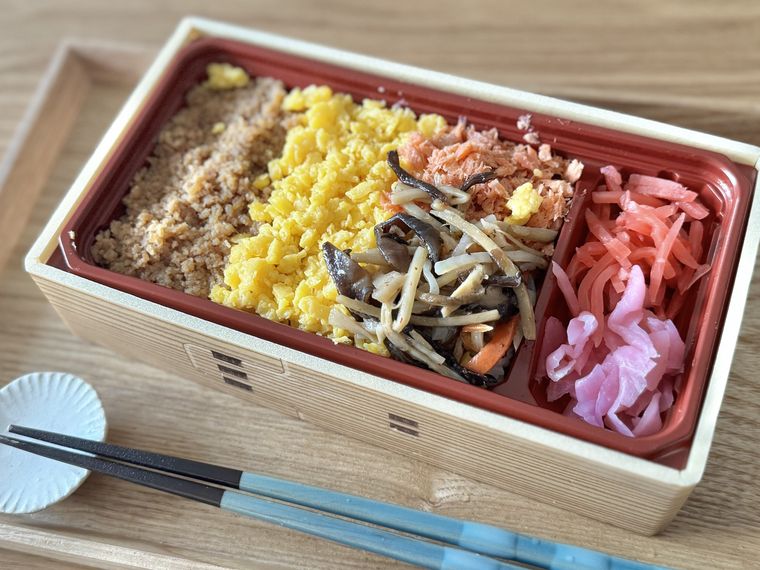 蓋を開けた国産鶏そぼろと紅鮭の3色丼
