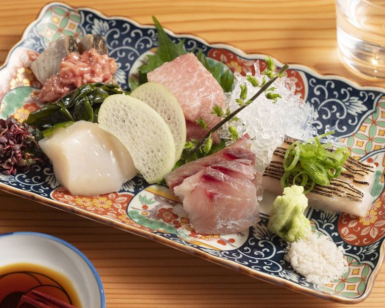 「寿司トおでん にのや」が東京にオープン。“あて巻き寿司”と日本酒が楽しめるネオ酒場の画像