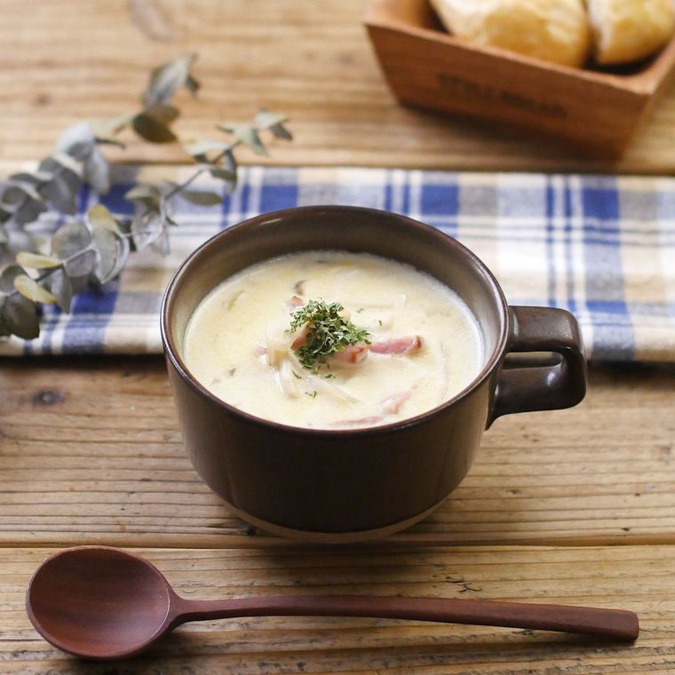 茶色いスープカップに盛り付けられたしめじとベーコンのミルクスープ