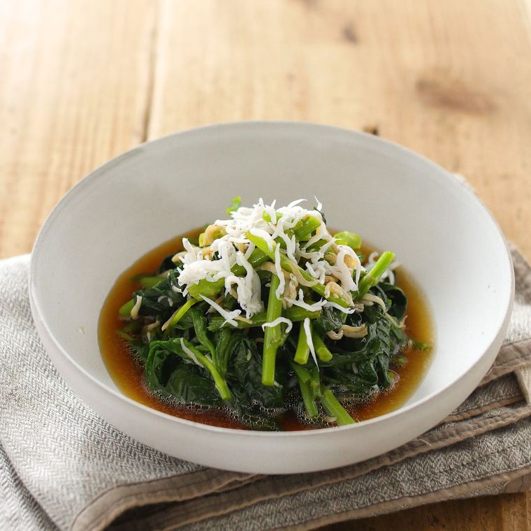 白い器に盛り付けられたモロヘイヤとしらすのおひたし