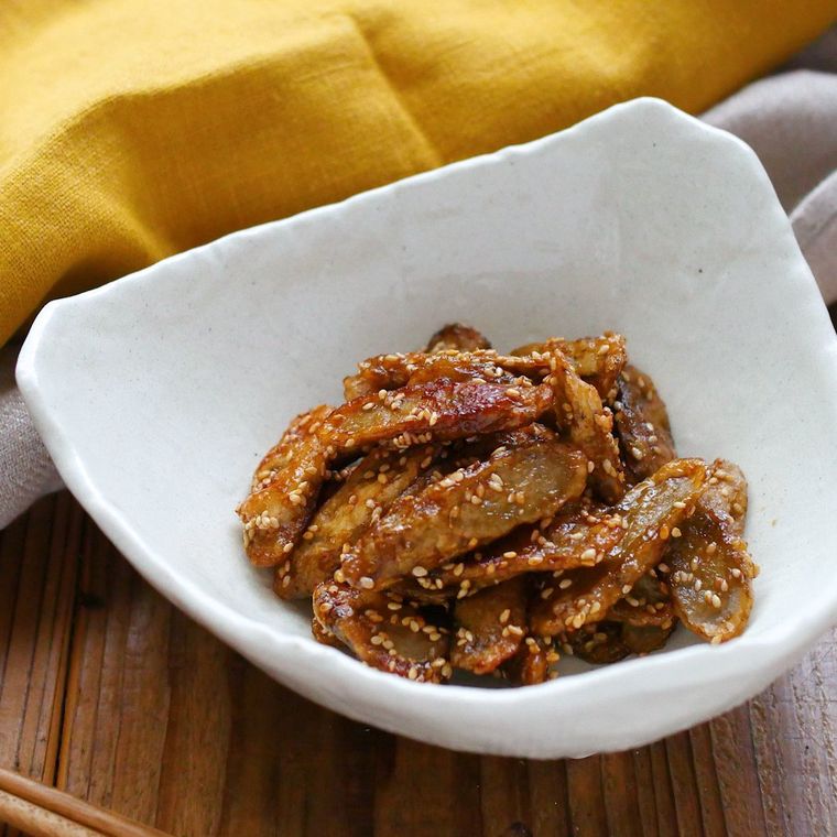 白い小皿に盛り付けられたごぼうの甘辛炒め