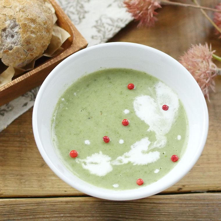 白い器に盛り付けられたパセリと長ねぎのポタージュスープ