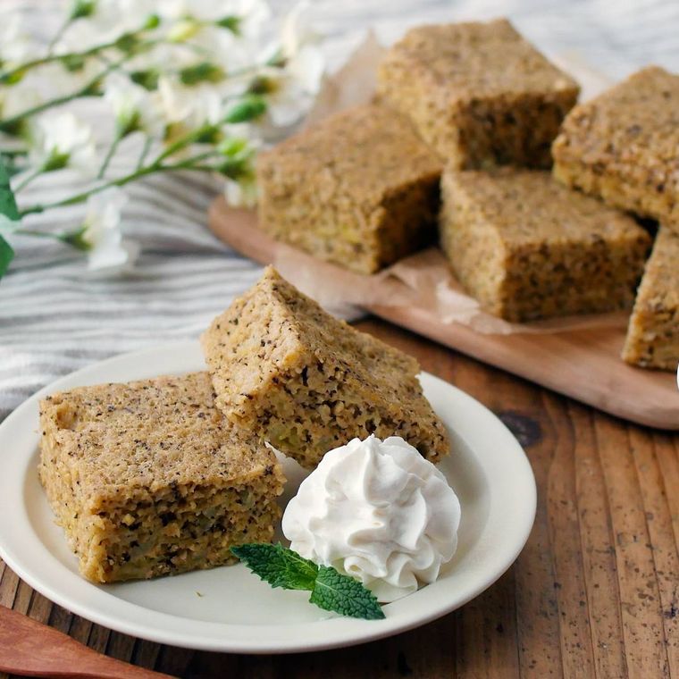 白い皿にのせたオートミール蒸しパン