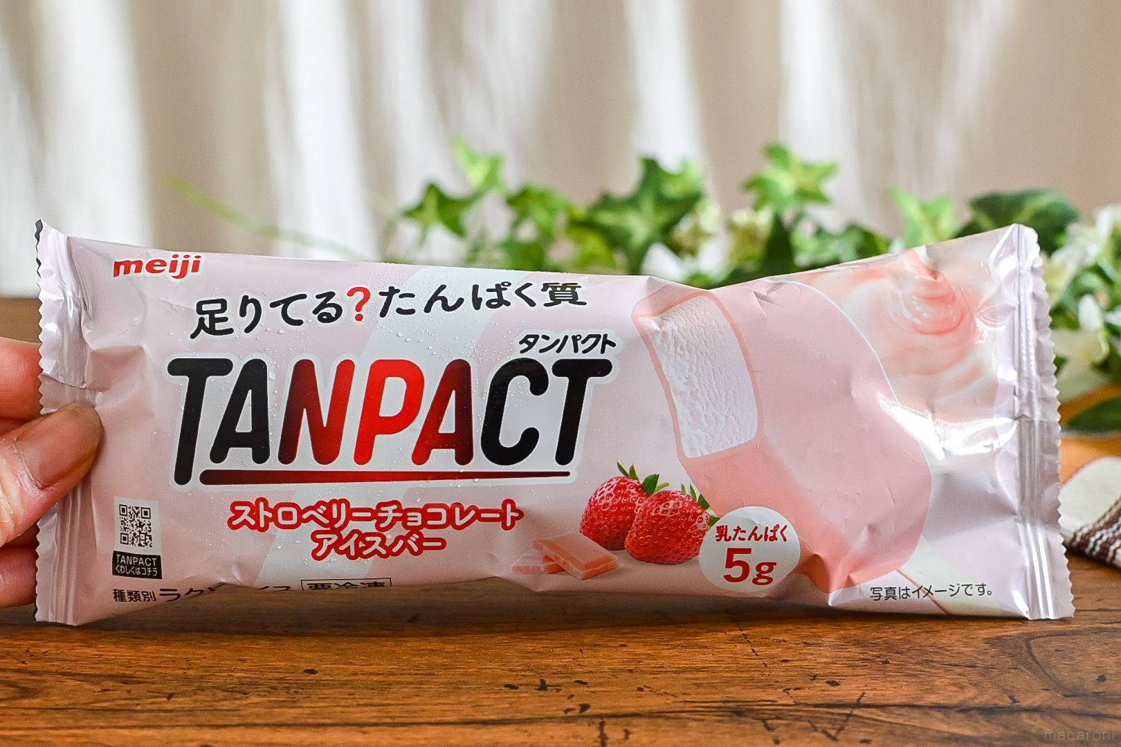 アイスを食べてタンパク質摂取 Tanpact ストロベリーチョコレート はねっとり食感が絶品 365日アイス女子 Macaroni