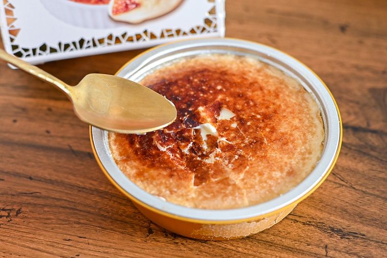 オハヨーのBRULEE（ブリュレ）を割っているところ