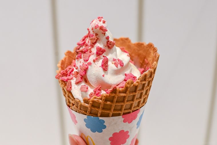 夢のいちごミルキーアイス誕生!マック史上初の不二家コラボ新作は濃厚ソースがとろ〜り【365日アイス女子】の画像