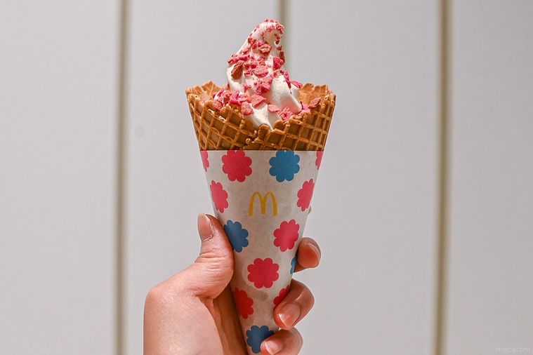 夢のいちごミルキーアイス誕生!マック史上初の不二家コラボ新作は濃厚ソースがとろ〜り【365日アイス女子】の画像
