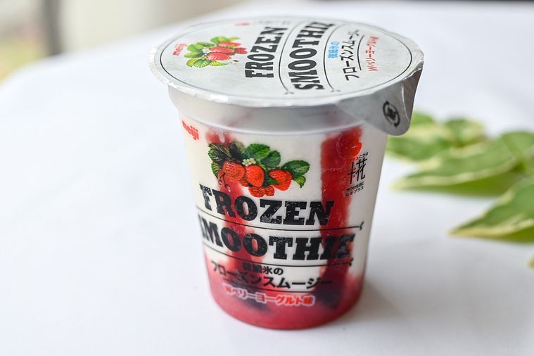 セブンで買えるさっぱりデザートアイス。「スムージー Wベリーヨーグルト」はシャリっと食感がさわやか【365日アイス女子】の画像