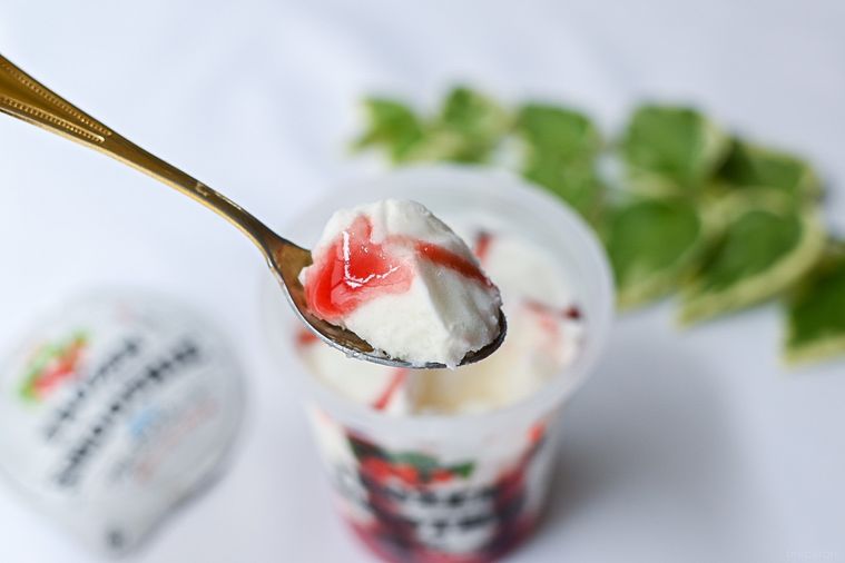 セブンで買えるさっぱりデザートアイス。「スムージー Wベリーヨーグルト」はシャリっと食感がさわやか【365日アイス女子】の画像