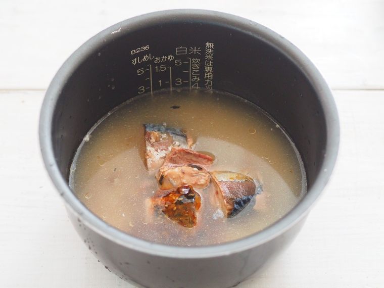 カルディの大ヒットさば缶をおいしく食べる!新作「焼きさばご飯の素」はキャンプに最高の画像
