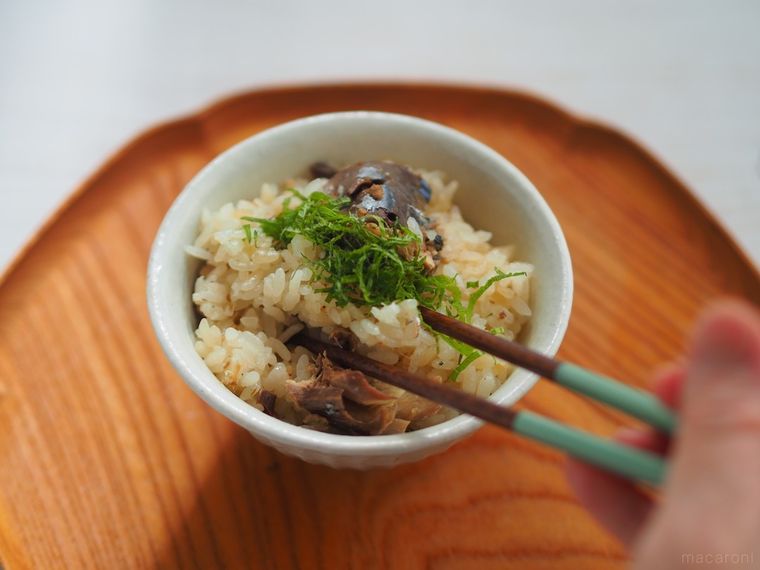 焼さばご飯を箸でつまむ様子