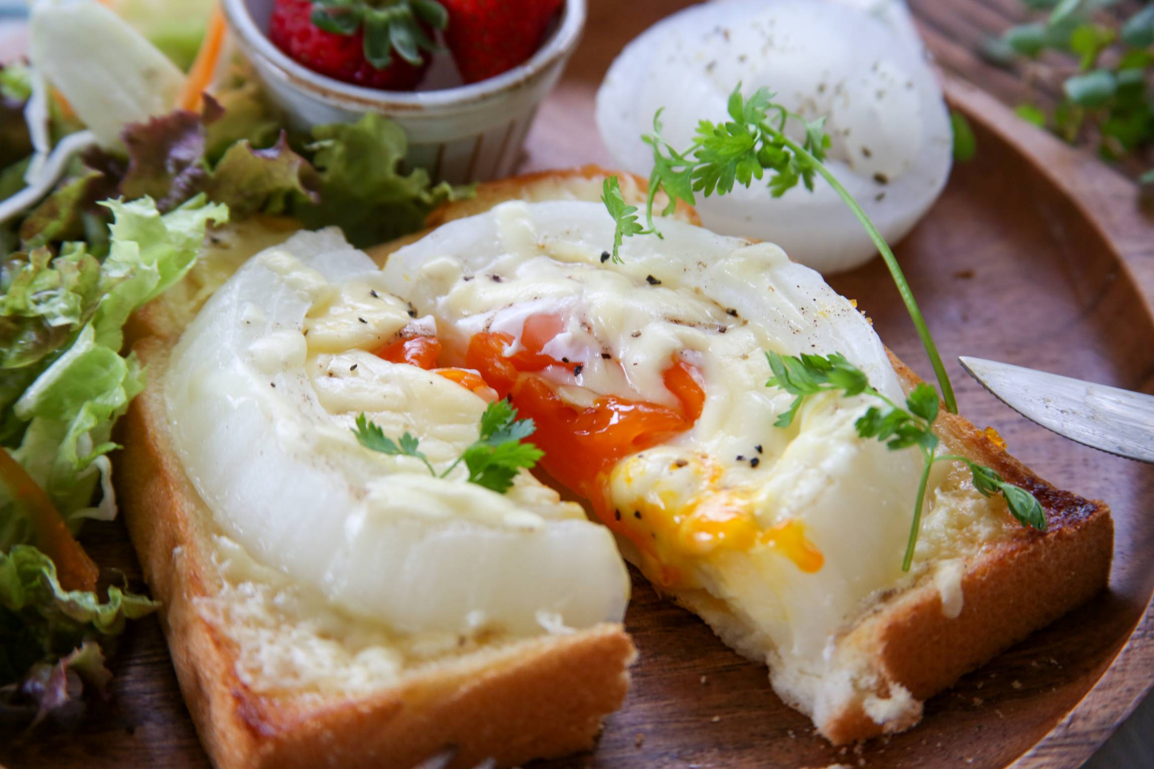 新玉ねぎ 目玉焼き 新感覚の土手トースト Macaroni