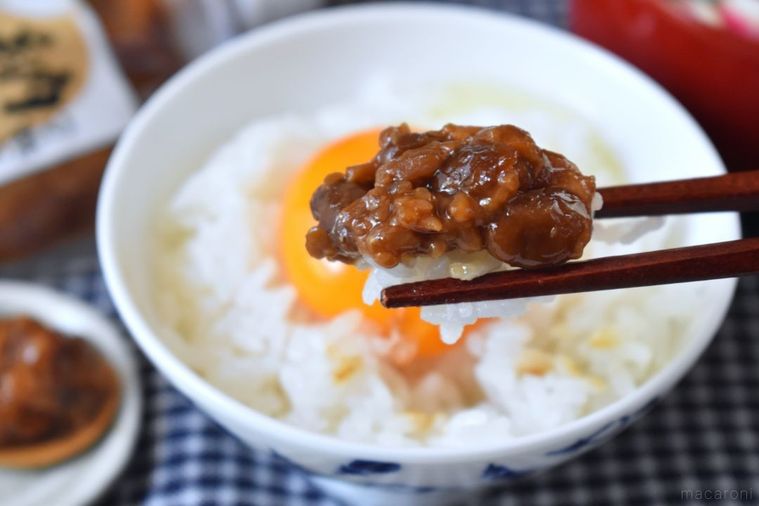 箸で持ち上げた納豆の麹漬けをのせたごはん