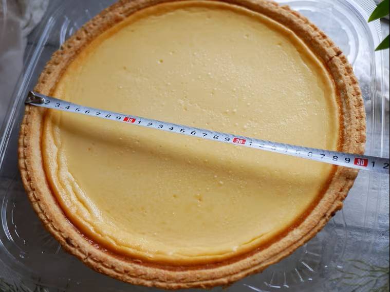 なんと直径30cm！コストコで売れてる「トリプルチーズタルト」って