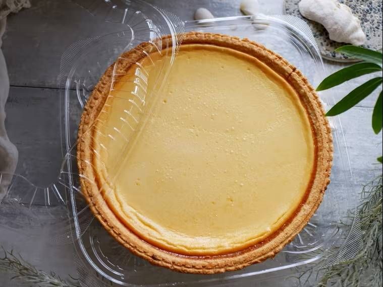 丸く美しい状態で置かれたトリプルチーズタルトの様子