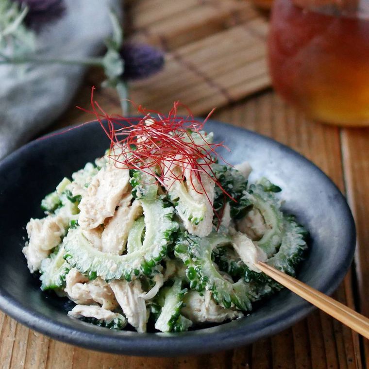 黒い皿に盛りつけられた、ゴーヤと鶏ささみのごまマヨサラダ