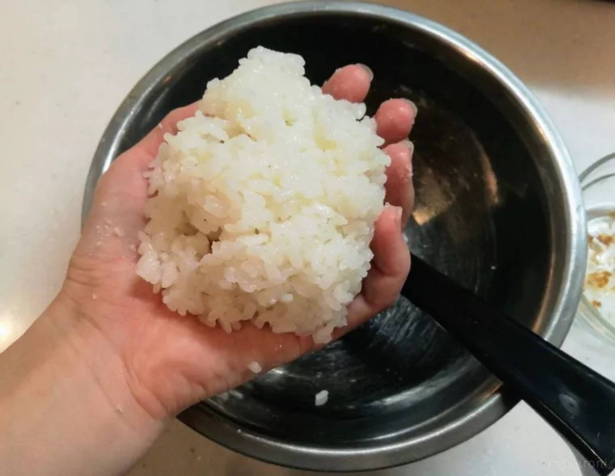 かつおぶしをごはんで包んだ様子