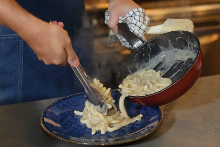 カチョエぺぺを皿に盛り付ける様子