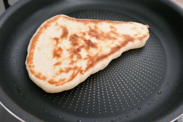 フライパンで焼けば簡単!本格ナンの作り方とおすすめレシピ - macaroni