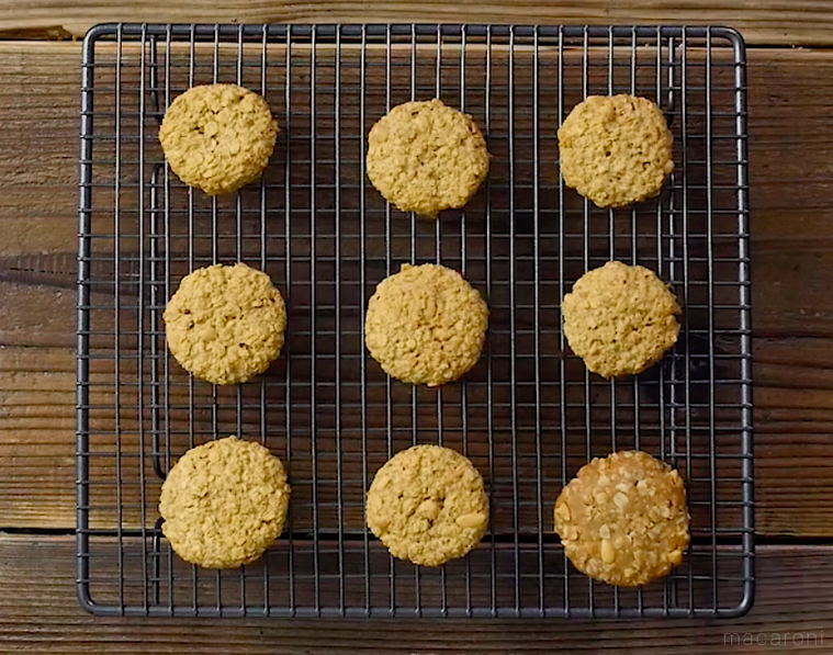 網の上でクッキーの粗熱をとっている様子