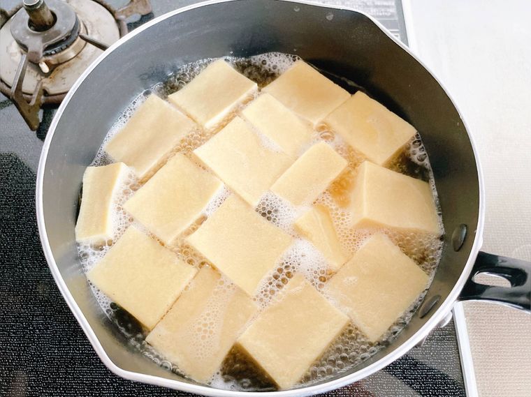 煮汁に高野豆腐を入れたもの