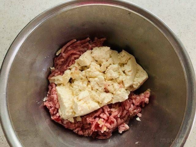 豚ひき肉と水切りした豆腐を入れた金属ボウル