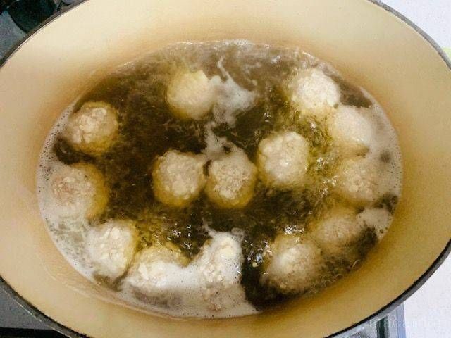 だしを沸騰させた鍋で煮込んでいる肉団子